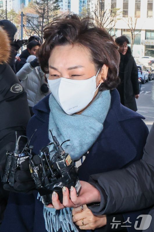 김병기 무소속 의원의 배우자 이예다 씨가 22일 오후 마포구 서울경찰청 공공범죄수사대에서 법인카드 유용 의혹과 관련 피의자 신분으로 조사를 받기 위해 출석하고 있다. 2026.1.22/뉴스1 ⓒ News1 안은나 기자