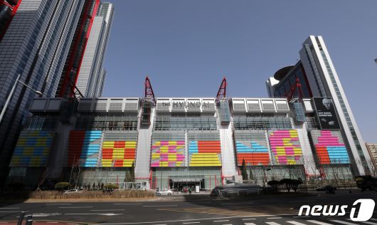 서울 여의도 더현대 서울 전경. 2021.3.16/뉴스1 ⓒ News1 박세연 기자