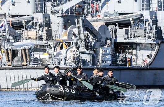 전국적으로 맹추위가 기승을 부린 22일 경남 창원 진해 군항에서 해군 심해잠수사(SSU)들이 고무보트 패들링을 하며 혹한기 훈련을 하고 있다. (공동취재) 2026.1.22/뉴스1 ⓒ News1 윤일지 기자