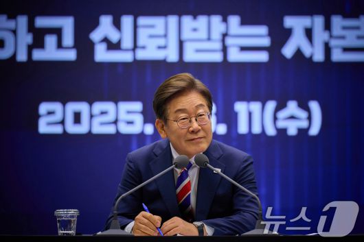 이재명 대통령이 서울 영등포구 한국거래소에서 열린 주식시장 불공정거래 근절을 위한 현장 간담회에서 참석자의 질문을 경청하고 있다. (이재명 대통령 SNS. 재판매 및 DB 금지) 2025.6.12/뉴스1 ⓒ News1 박지혜 기자