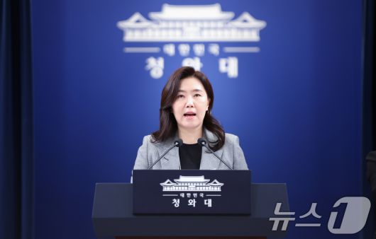 강유정 대변인이 22일 청와대 춘추관에서 캄보디아 스캠 조직 피의자 송환 관련 브리핑을 하고 있다. 2026.1.22/뉴스1 ⓒ News1 허경 기자