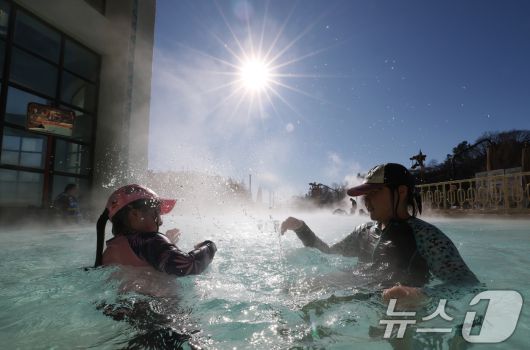강력한 한파가 지속되고 있는 22일 경기 용인시 처인구 캐리비안 베이를 찾은 시민들이 따뜻한 온수풀에서 몸을 녹이며 즐거운 시간을 보내고 있다. 2026.1.22/뉴스1 ⓒ News1 김영운 기자