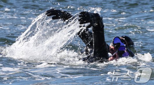 전국적으로 맹추위가 기승을 부린 22일 경남 창원 진해 군항에서 열린 혹한기 내한훈련에서 해군 심해잠수사(SSU)들이 오리발 수영을 하고 있다. (공동취재) 2026.1.22/뉴스1 ⓒ News1 윤일지 기자