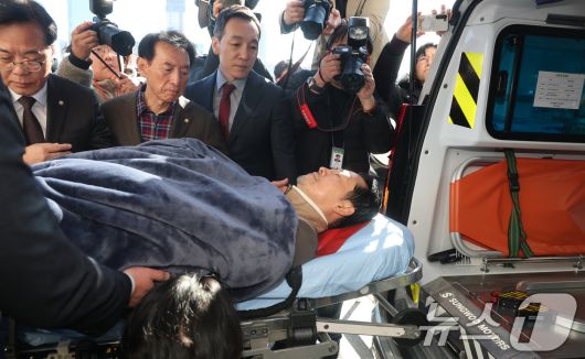 '통일교·공천헌금' 쌍특검법 수용을 촉구하며 단식을 시작한 장동혁 국민의힘 대표가 22일 서울 여의도 국회에서 단식 8일 만에 박근혜 전 대통령의 단식 중단 권고를 받아들여 병원으로 이송되고 있다. 2026.1.22/뉴스1 ⓒ News1 국회사진기자단