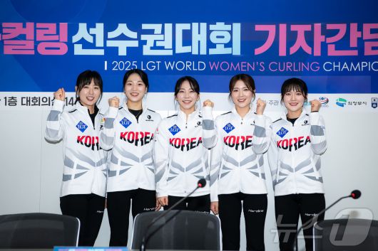 여자 컬링 김은지, 김민지, 김수지, 설예지, 설예은(왼쪽부터). (LGT 세계여자컬링선수권대회 조직위원회 제공. 재판매 및 DB 금지)
