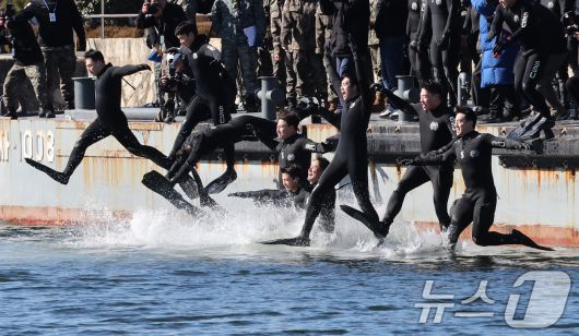 전국적으로 맹추위가 기승을 부린 22일 경남 창원 진해 군항에서 해군 심해잠수사(SSU)들이 차가운 겨울 바다로 뛰어들며 혹한기 훈련을 하고 있다. (공동취재) 2026.1.22/뉴스1 ⓒ News1 윤일지 기자
