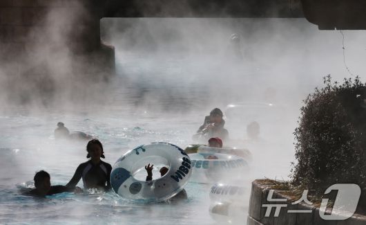 강력한 한파가 지속되고 있는 22일 경기 용인시 처인구 캐리비안 베이를 찾은 시민들이 따뜻한 유수풀에서 몸을 녹이며 즐거운 시간을 보내고 있다. 2026.1.22/뉴스1 ⓒ News1 김영운 기자