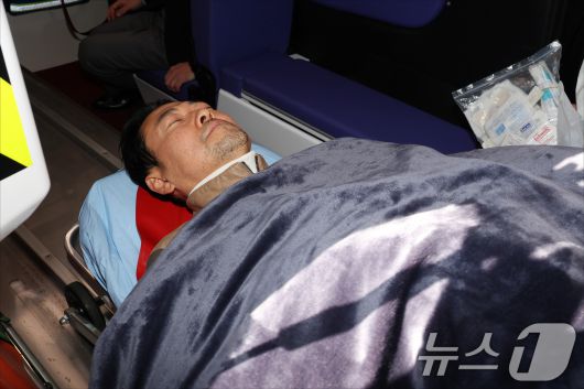 '통일교·공천헌금' 쌍특검법 수용을 촉구하며 단식을 시작한 장동혁 국민의힘 대표가 22일 서울 여의도 국회에서 단식 8일 만에 박근혜 전 대통령의 단식 중단 권고를 받아들여 병원으로 이송되고 있다. 2026.1.22/뉴스1 ⓒ News1 국회사진기자단