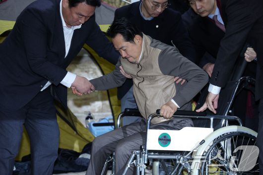 8일 만에 단식 중단을 선언한 장동혁 국민의힘 대표가 22일 서울 여의도 국회에서 병원으로 이송되고 있다. 2026.1.22/뉴스1 ⓒ News1 국회사진기자단