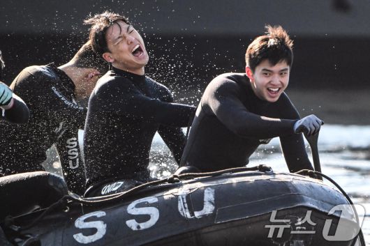 해군 특수전전단 해난구조전대(SSU) 심해잠수사들이 22일 경남 창원 진해군항에서 열린 혹한기 내한 훈련 중 고무보트 패들링을 하고 있다. (공동취재) 2026.1.22/뉴스1 ⓒ News1 윤일지 기자