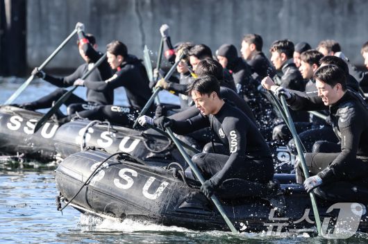 전국적으로 맹추위가 기승을 부린 22일 경남 창원 진해 군항에서 해군 심해잠수사(SSU)들이 고무보트 패들링을 하며 혹한기 훈련을 하고 있다. (공동취재) 2026.1.22/뉴스1 ⓒ News1 윤일지 기자