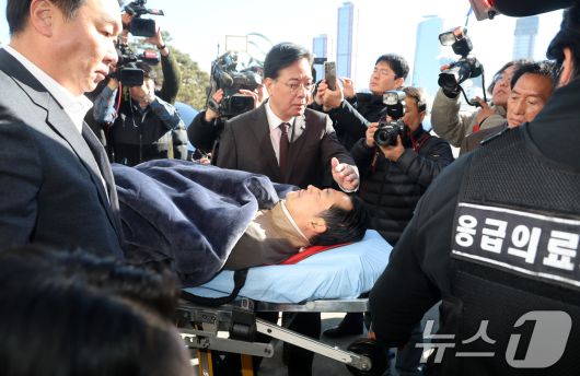 '통일교·공천헌금' 쌍특검법 수용을 촉구하며 단식을 시작한 장동혁 국민의힘 대표가 22일 서울 여의도 국회에서 단식 8일 만에 박근혜 전 대통령의 단식 중단 권고를 받아들여 병원으로 이송되고 있다. 2026.1.22/뉴스1 ⓒ News1 국회사진기자단