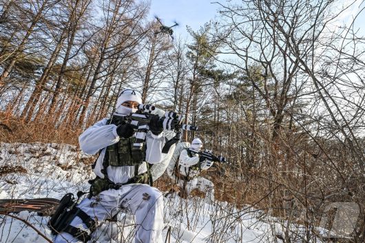 육군 특전사는 지난 1월부터 오는 2월까지 부대별 11박 12일 일정으로 강원도 대관령 황병산 일대 동계훈련장에서 ‘설한지 극복훈련’을 실시하고 있다고 22일 밝혔다. 사진은 육군 특전사 장병들이 설한지 극복훈련 간 적 후방침투 후 드론과 함께 정찰활동을 하는 모습. (육군 제공. 재판매 및 DB 금지) 2026.1.22/뉴스1