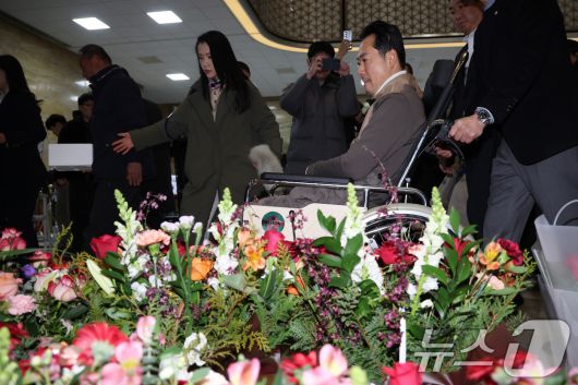 8일 만에 단식 중단을 선언한 장동혁 국민의힘 대표가 22일 서울 여의도 국회에서 병원으로 이송되고 있다. ⓒ News1 국회사진기자단