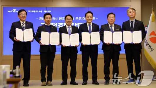 강기정 광주시장이 13일 광주시 시청에서 광주 5개 구청장과 함께 광주·전남 행정통합을 위해 공동 서명한 뒤 기념촬영하고 있다.2026.1.13/뉴스1 ⓒ News1 이수민 기자