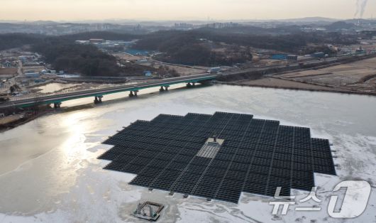 연일 북극 한파가 지속되고 있는 23일 경기 화성시 멱우지에 설치된 수상태양광발전소 주변이 얼어 있다. 2026.1.23/뉴스1 ⓒ News1 김영운 기자