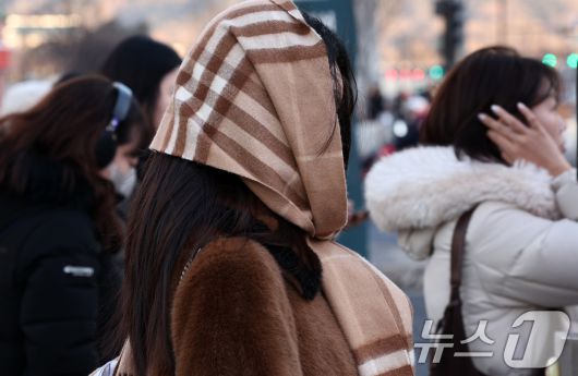 연일 한파가 이어지는 23일 오전 서울 종로구 세종대로사거리에서 두터운 옷차림을 한 시민들이 발걸음을 서두르고 있다. 2026.1.23/뉴스1 ⓒ News1 최지환 기자