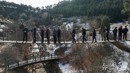 현판식 관계자들이 삼선산수목원 현장을 둘러보고 있다.(당진시 제공. 재판매 및 DB금지)2026.1.23/뉴스1