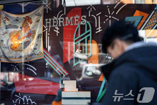 서울 중구 신세계백화점 본점 외벽에 에르메스 제품 등이 전시돼 있다.(자료사진) 2024.12.31/뉴스1 ⓒ News1 이승배 기자