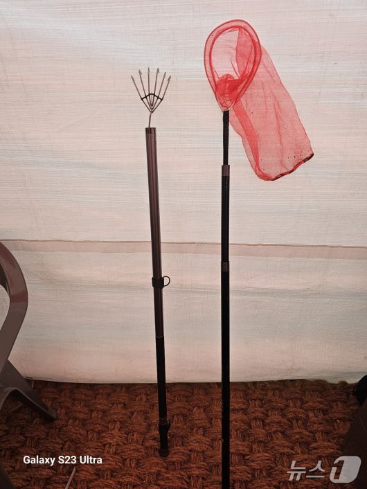 이재용 씨가 관광객들이 빠뜨린 휴대전화를 구하기 위해 만든 장비들.(이재용 씨 제공, 재판매 및 DB금지)