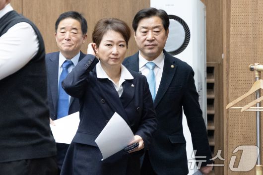 이언주, 황명선, 강득구 더불어민주당 최고위원이 23일 서울 여의도 국회에서 정청래 대표의 조국혁신당과의 합당 제안과 관련해 규탄 및 사과를 촉구하는 기자회견을 위해 단상으로 향하고 있다. 2026.1.23/뉴스1 ⓒ News1 이승배 기자