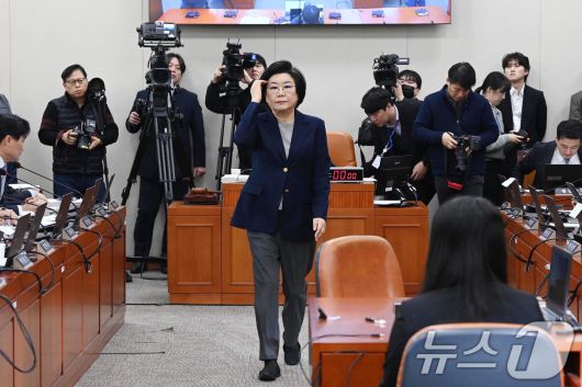 이혜훈 기획예산처 장관 후보자가 23일 서울 여의도 국회에서 열린 제431회국회(임시회) 재정경제기획위원회 인사청문회에 출석해 선서문을 임이자 위원장에게 전달한 뒤 자리로 돌아가고 있다. 2026.1.23/뉴스1 ⓒ News1 국회사진기자단