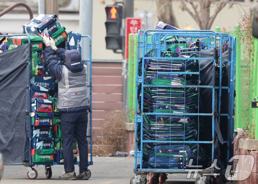 28일 서울 시내 한 쿠팡 물류센터 앞에서 관계자가 물류상자를 정리하고 있다. 2025.12.28/뉴스1 ⓒ News1 황기선 기자