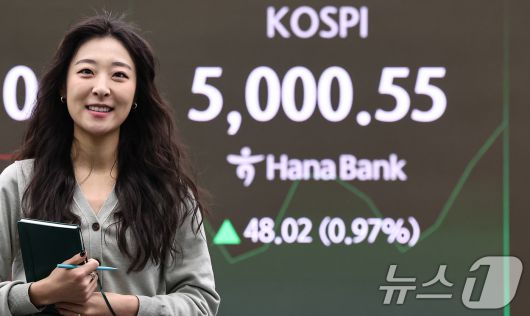 23일 서울 중구 하나은행 딜링룸 전광판에 코스피 시황이 표시되고 있다. 이날 코스피는 전 거래일 대비 31.55p(0.64%) 오른 4952.53, 코스닥은에 6.80p(0.70%) 상승한 977.15에 거래를 시작했다. 2026.1.23/뉴스1 ⓒ News1 김도우 기자