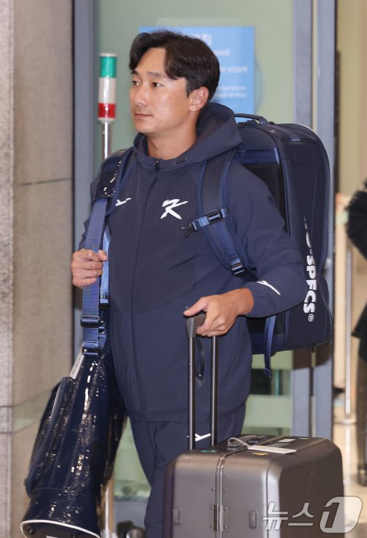 류지현 감독이 이끄는 야구대표팀의 신민재가 사이판 전지훈련을 마치고 20일 오후 인천국제공항을 통해 귀국하고 있다. 2026.1.20/뉴스1 ⓒ News1 이광호 기자