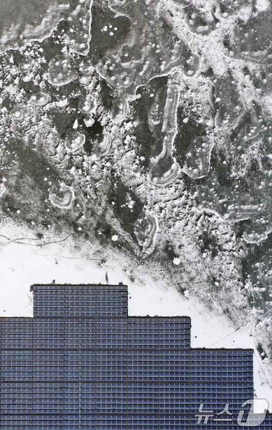 연일 북극 한파가 지속되고 있는 23일 경기 화성시 멱우지에 설치된 수상태양광발전소 주변이 얼어 있다. 2026.1.23/뉴스1 ⓒ News1 김영운 기자