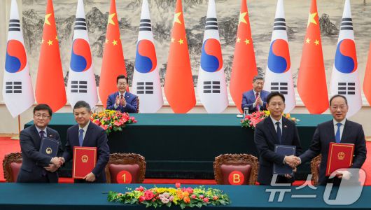 김성환 기후에너지환경부 장관(왼쪽부터)과 황룬추 중국 생태환경부 부장, 배경훈 부총리 겸 과기정통부 장관과 리러칭 중국 공업정보화부 부장이 베이징 인민대회당에서 이재명 대통령과 시진핑 국가주석이 참석한 가운데 각각 환경 및 기후협력과 디지털 기술 협력에 관한 협약식을 하고 있다. 2026.1.5/뉴스1 ⓒ News1 허경 기자
