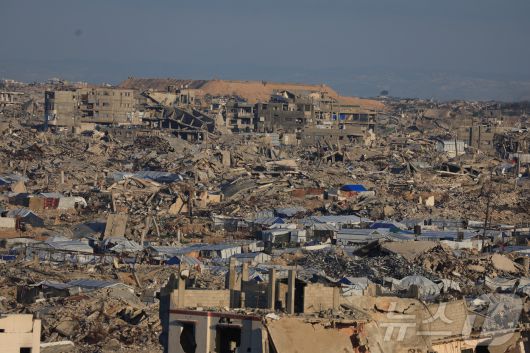 팔레스타인 가자지구에 이스라엘이 설치한 '옐로 라인' 근처의 무너진 건물들을 16일 촬영한 모습. 2026.1.16 ⓒ 로이터=뉴스1 ⓒ News1 강민경 기자