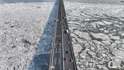 연일 한파가 이어지고 있는 23일 경기 김포시 일산대교 일대 한강 위에 유빙이 떠다니고 있다. 2026.1.23/뉴스1 ⓒ News1 김도우 기자