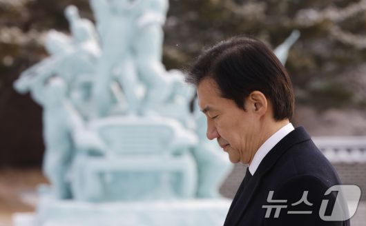 조국 조국혁신당 대표가 23일 광주 국립5.18민주묘역을 찾아 참배하고 있다. 2026.1.23/뉴스1 ⓒ News1 김태성 기자