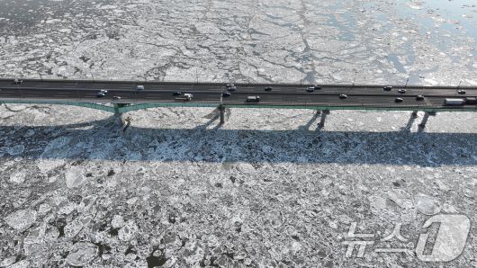 연일 한파가 이어지고 있는 23일 경기 김포시 일산대교 일대 한강 위에 유빙이 떠다니고 있다. 2026.1.23/뉴스1 ⓒ News1 김도우 기자