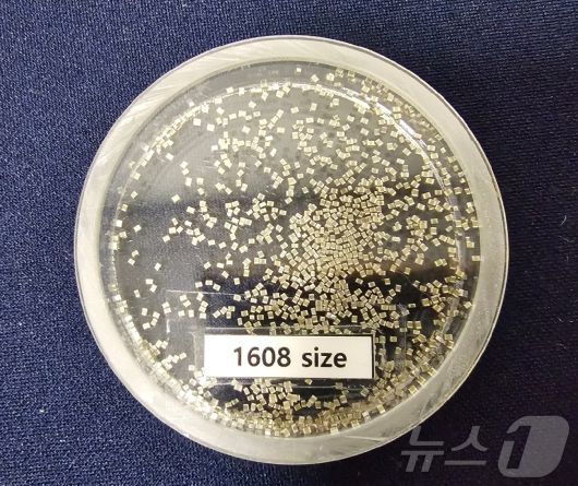 삼성전기의 적층세라믹콘덴서(MLCC)제품. 500cc 와인잔에 가득 채운 MLCC 가격은 3억 원에 달한다. 2024.10.30/뉴스1 ⓒ News1