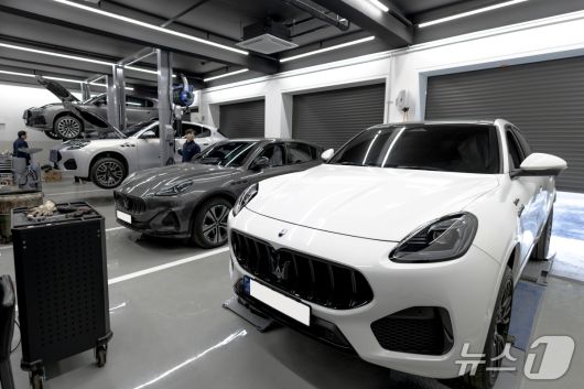 22일 공식 개관한 경기 성남의 마세라티 판교 서비스센터에서 엔지니어들이 마세라티 차량을 수리하고 있는 모습(마세라티 코리아 제공). 2026.01.22.