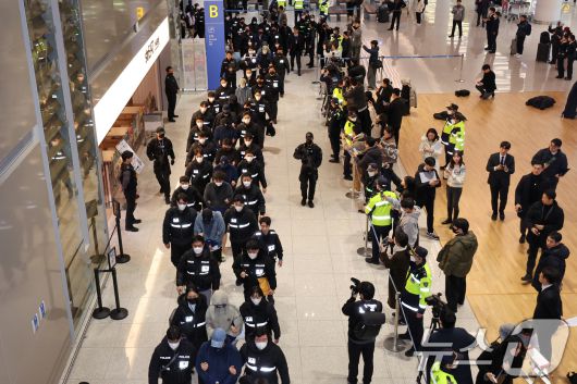 캄보디아를 거점으로 대규모 스캠 범죄를 저지른 한국 국적 피의자 73명이 23일 오전 인천국제공항 2터미널을 통해 강제 송환되고 있다.  2026.1.23/뉴스1 ⓒ News1 안은나 기자