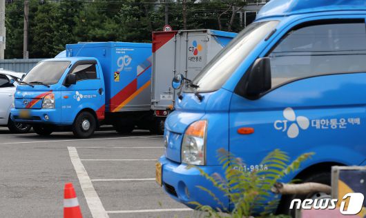 민주노총이 2주간 총파업에 돌입한 3일 오후 서울 강서구의 한 택배터미널에 택배 차량이 멈춰 서 있다.  2023.7.3/뉴스1 ⓒ News1 김진환 기자