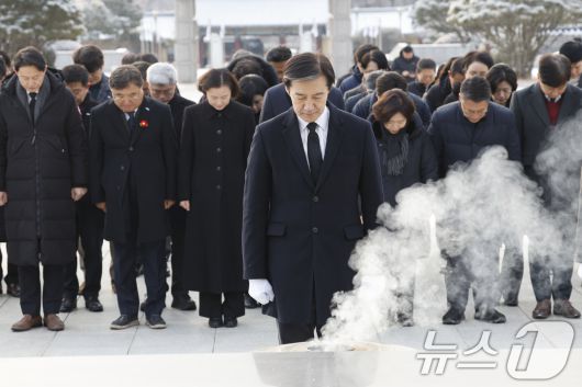 조국 조국혁신당 대표가 23일 광주 국립5.18민주묘역을 찾아 참배하고 있다. 2026.1.23/뉴스1 ⓒ News1 김태성 기자