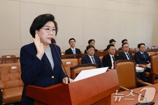 이혜훈 기획예산처 장관 후보자가 23일 서울 여의도 국회에서 열린 인사청문회에 출석해 증인 선서를 하고 있다. 2026.1.23/뉴스1 ⓒ News1 국회사진기자단