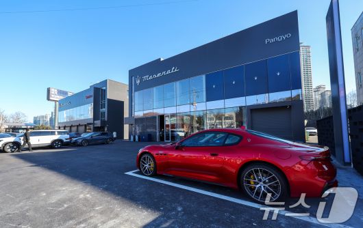 마세라티 코리아 고성능 슈퍼 스포츠카 ‘GT2 스트라달레(Stradale)’ 공식 출시 행사가 열린 22일 경기 성남시 분당구 마세라티 판교 전시장과 서비스센터. ⓒ News1 안은나 기자