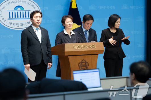 이언주, 황명선, 강득구 더불어민주당 최고위원이 23일 서울 여의도 국회 소통관에서 정청래 대표의 조국혁신당과의 합당 제안과 관련해 규탄 및 사과를 촉구하는 기자회견을 하고 있다. 2026.1.23/뉴스1 ⓒ News1 이승배 기자