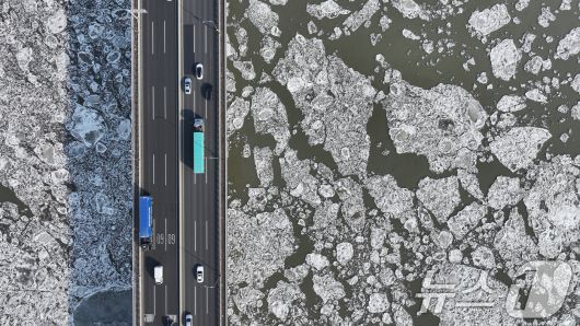 연일 한파가 이어지고 있는 23일 경기 김포시 일산대교 일대 한강 위에 유빙이 떠다니고 있다. 2026.1.23/뉴스1 ⓒ News1 김도우 기자