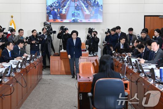 이혜훈 기획예산처 장관 후보자가 23일 서울 여의도 국회에서 열린 제431회국회(임시회) 재정경제기획위원회 인사청문회에 출석 선서문을 임이자 위원장에게 제출한 뒤 자리로 향하고 있다. 2026.1.23/뉴스1 ⓒ News1 국회사진기자단