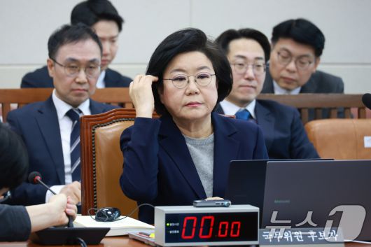 이혜훈 기획예산처 장관 후보자가 23일 서울 여의도 국회에서 열린 인사청문회에 출석해 머리카락을 쓸어넘기고 있다. 2026.1.23/뉴스1 ⓒ News1 국회사진기자단