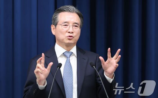 김용범 정책실장이 1일 서울 용산 대통령실 청사에서 샘 올트먼 오픈AI CEO 접견 관련 브리핑을 하고 있다. 2025.10.1/뉴스1 ⓒ News1 허경 기자