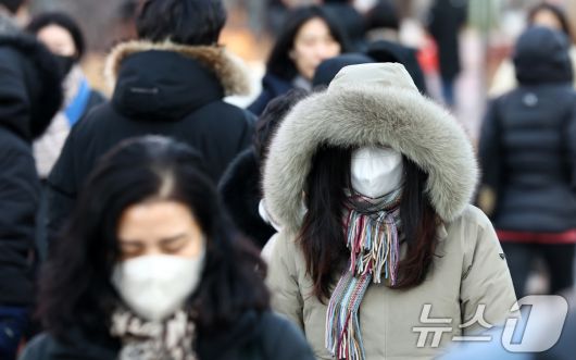연일 한파가 이어지는 23일 오전 서울 종로구 세종대로사거리에서 두터운 옷차림을 한 시민들이 발걸음을 서두르고 있다. 2026.1.23/뉴스1 ⓒ News1 최지환 기자