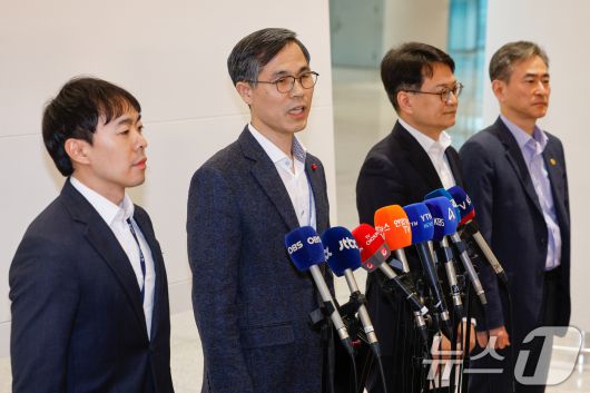 캄보디아를 거점으로 대규모 스캠 범죄를 저지른 한국 국적 피의자 73명이 강제 소환된 23일 오전 인천국제공항 2터미널에서 초국가범죄 특별대응 태스크포스(TF) 유승렬 치안감이 브리핑을 하고 있다. 2026.1.23/뉴스1 ⓒ News1 안은나 기자