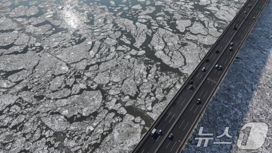 연일 한파가 이어지고 있는 23일 경기 김포시 일산대교 일대 한강 위에 유빙이 떠다니고 있다. 2026.1.23/뉴스1 ⓒ News1 김도우 기자